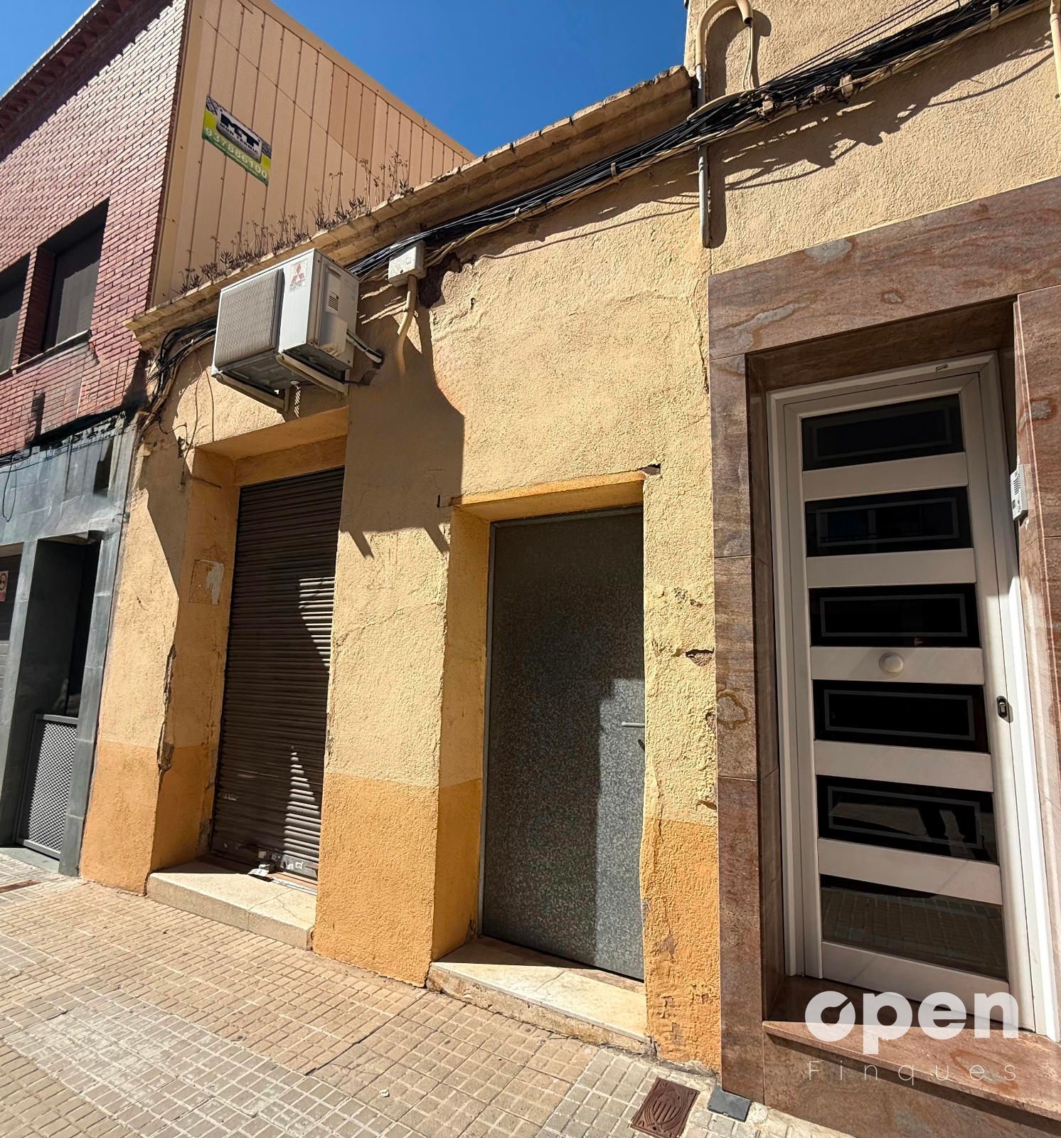 Vista exterior de Casa adosada en venta en Terrassa con Terraza