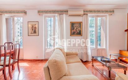 Living room of Flat for sale in  Madrid Capital