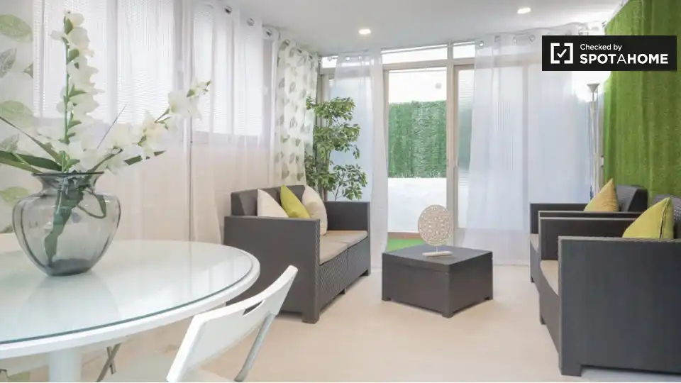 Living room of Flat for rent in Madrid  with Air Conditioner, Heating and Furnished