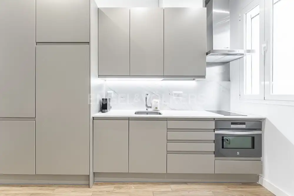 Cuina de Apartament de lloguer en Madrid amb Aire condicionat, Calefacció i Moblat