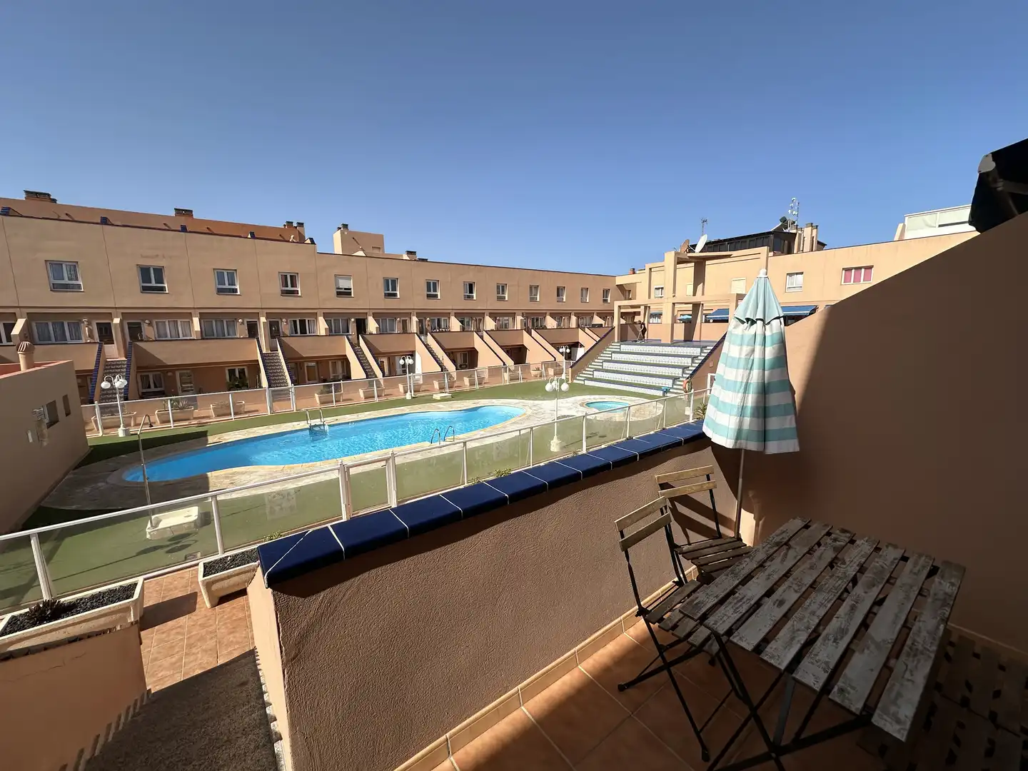 Schwimmbecken von Einfamilien-Reihenhaus zum Verkauf in La Oliva mit Terrasse, Möbliert und Waschmaschine