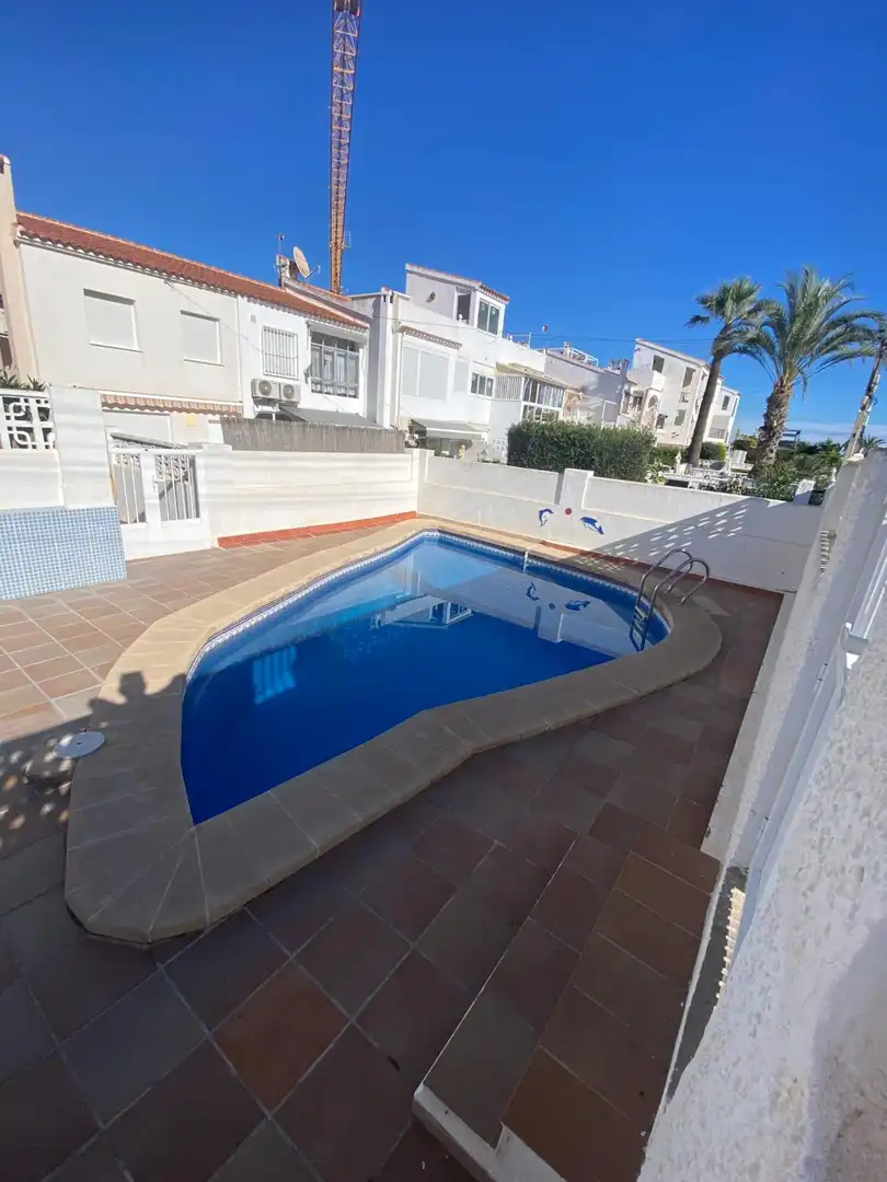 Piscina de Casa adosada en venda en Torrevieja amb Aire condicionat, Calefacció i Terrassa