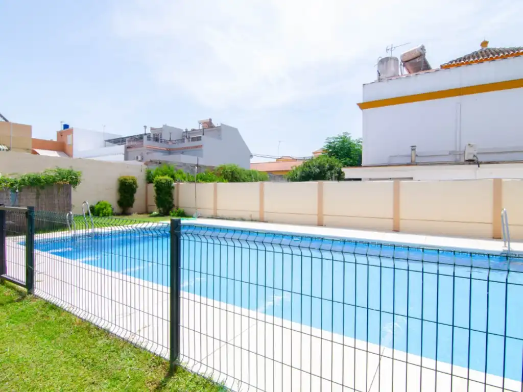 Piscina de Casa o xalet en venda en La Rinconada