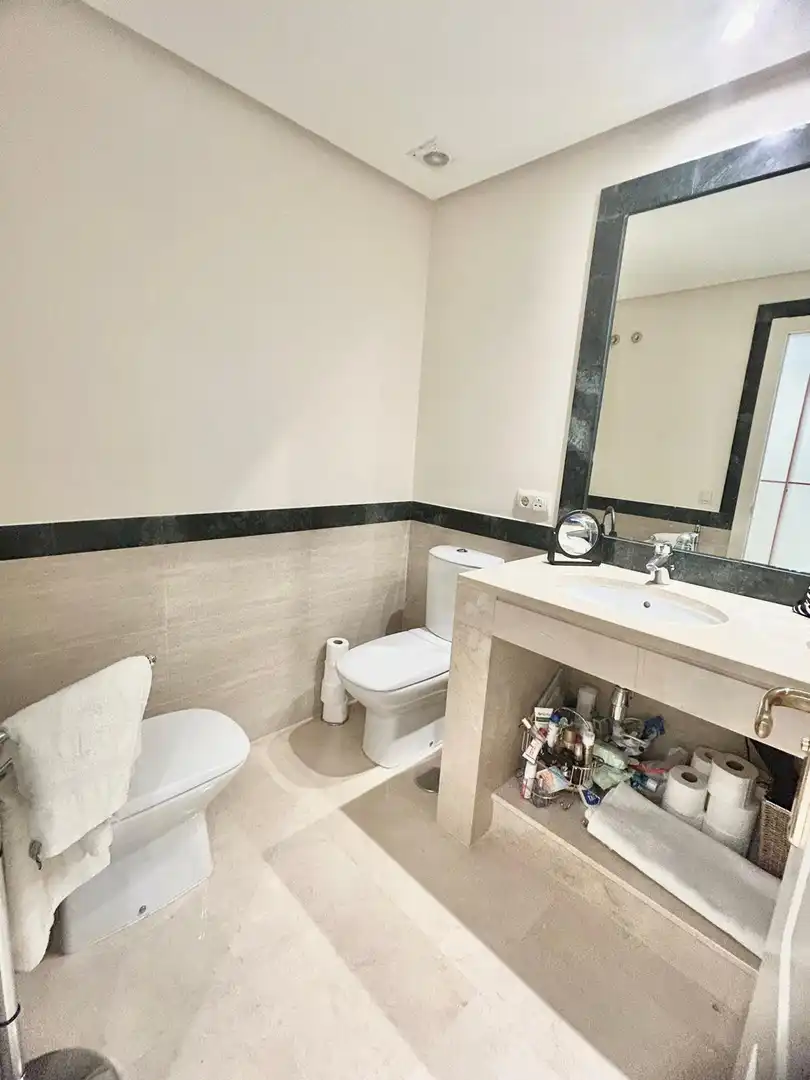 Badezimmer von Wohnungen zum Verkauf in Benahavís mit Klimaanlage, Terrasse und Abstellraum