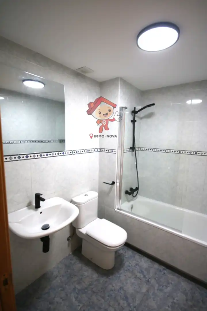 Baño de Ático en venta en Mataró con Calefacción, Parquet y Terraza
