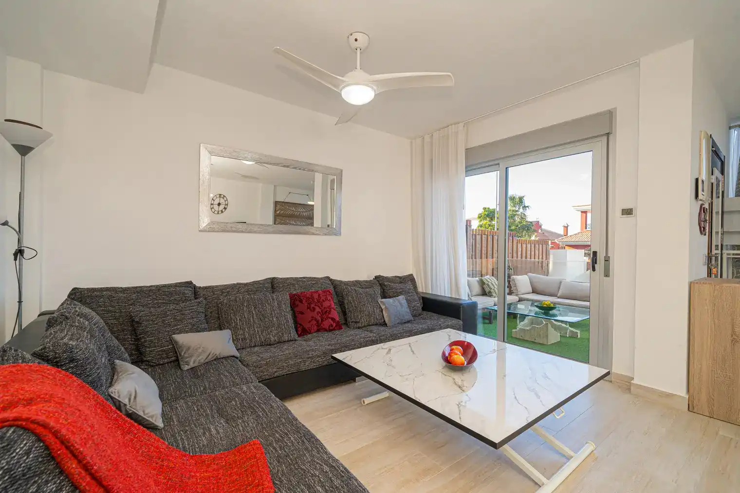 Sala de estar de Casa o chalet en venta en Finestrat con Aire acondicionado, Calefacción y Jardín privado