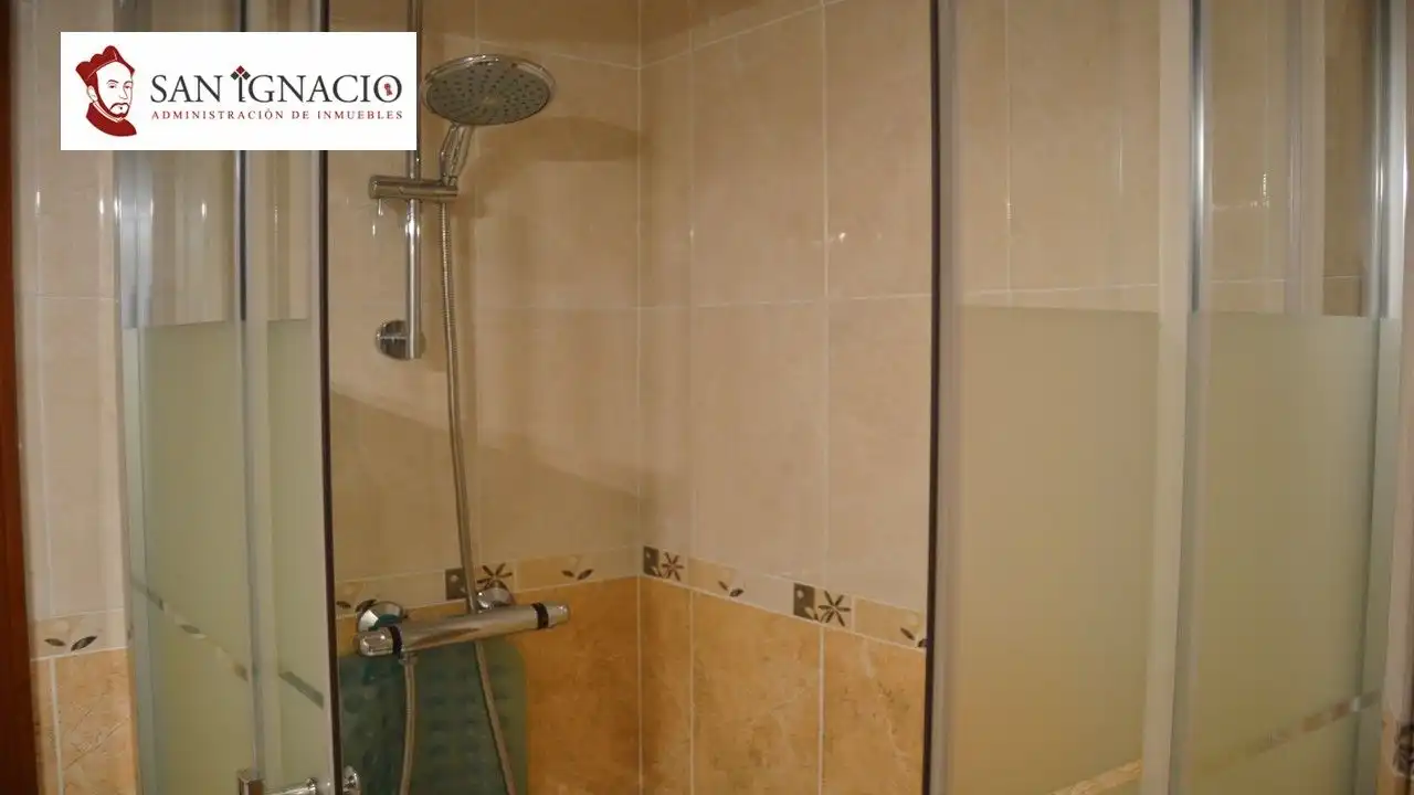 Bany de Pis en venda en Villarcayo de Merindad de Castilla la Vieja amb Terrassa i Moblat