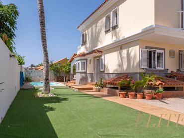 Casa aparellada amb piscina en venda a Calle TOMAS MORALES 5