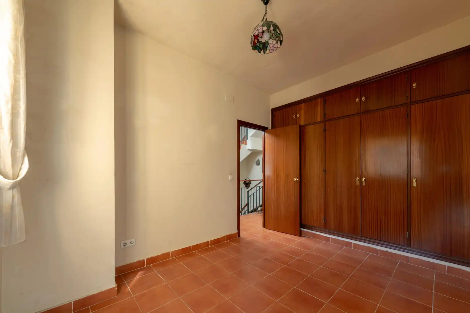 Dormitori de Casa adosada en venda en Estepona amb Aire condicionat, Calefacció i Jardí privat
