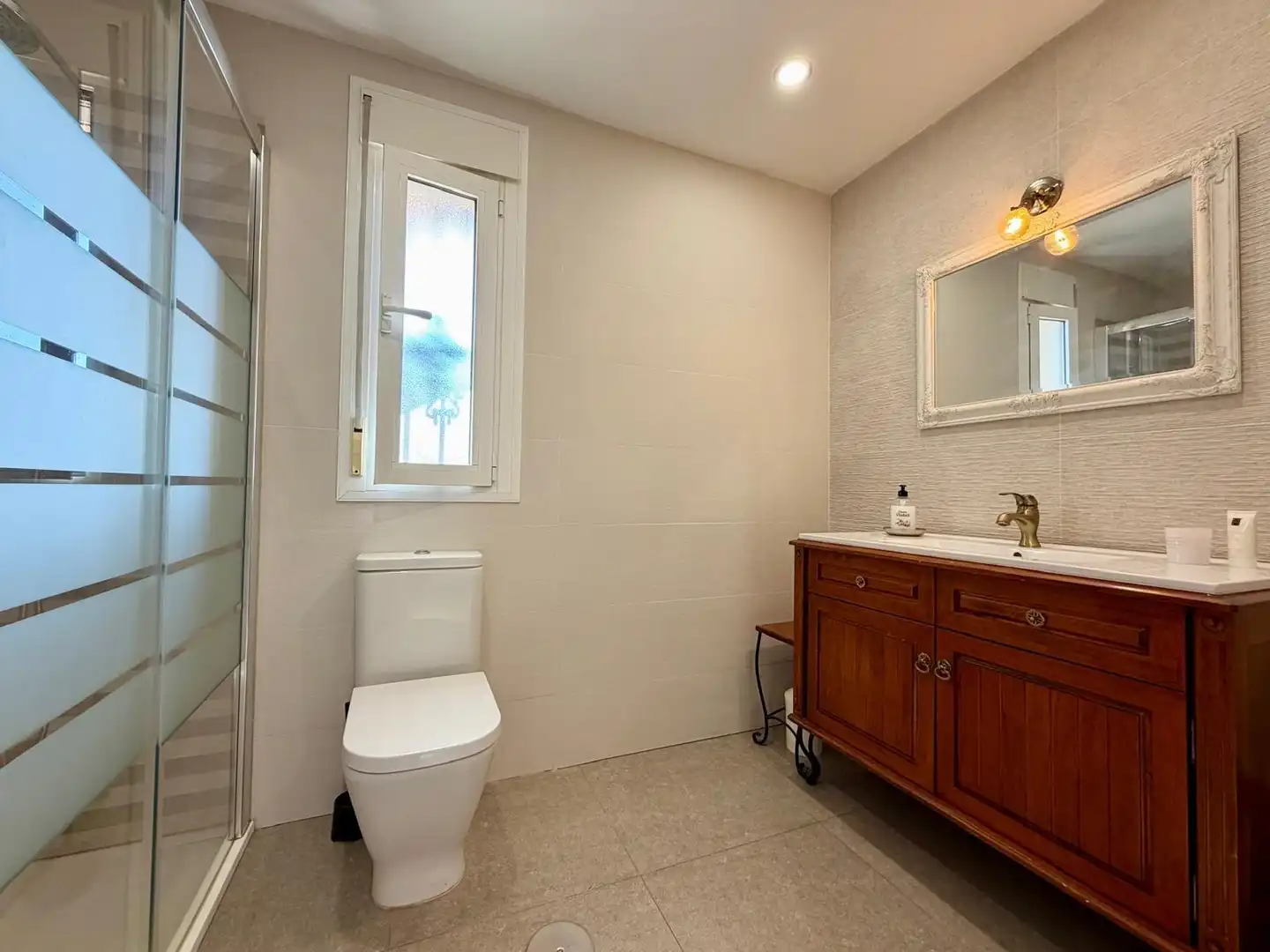 Baño de Piso en venta en Roquetas de Mar con Aire acondicionado, Terraza y Amueblado