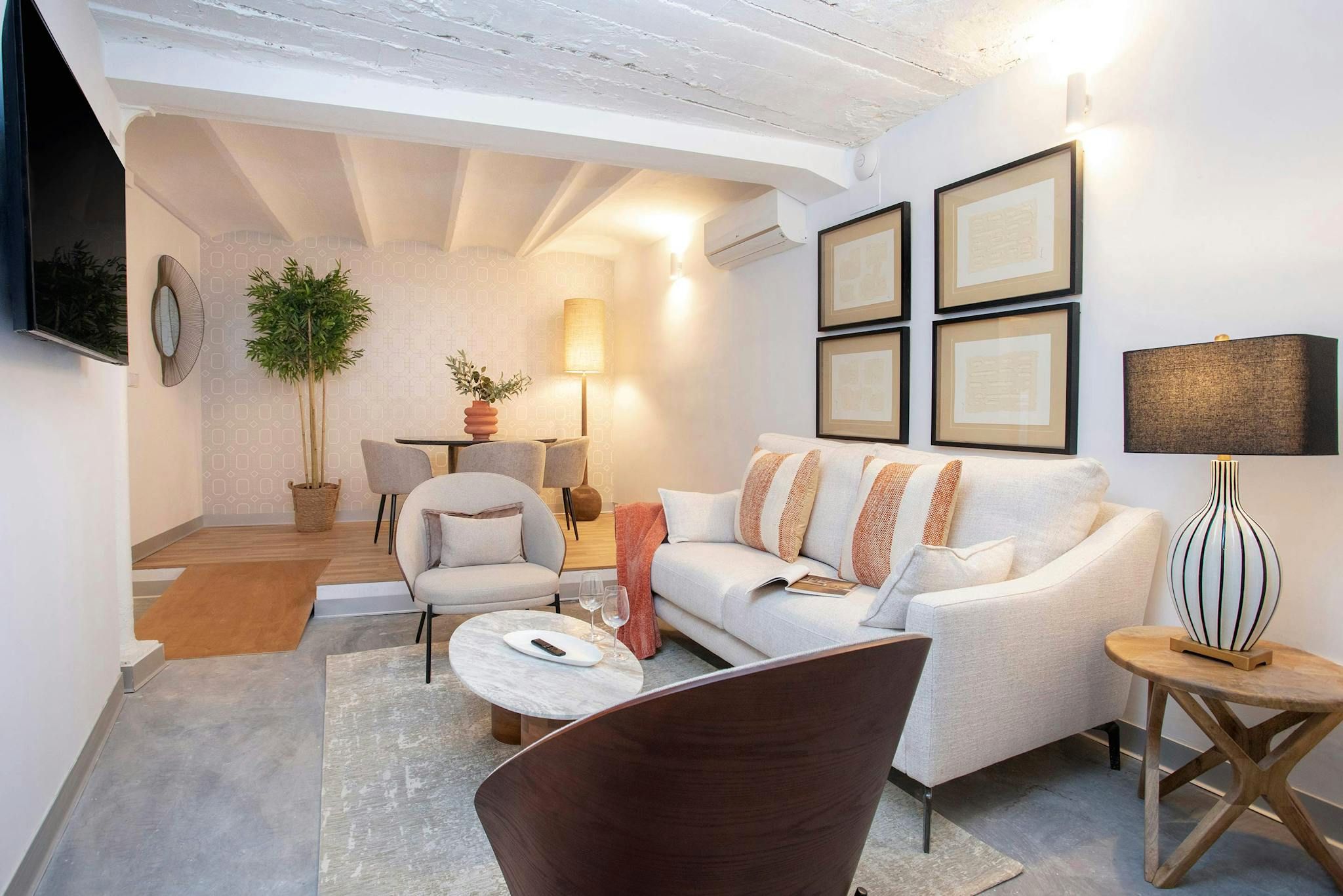 Living room of Flat to rent in  Sevilla Capital  with Air Conditioner, Heating and TV