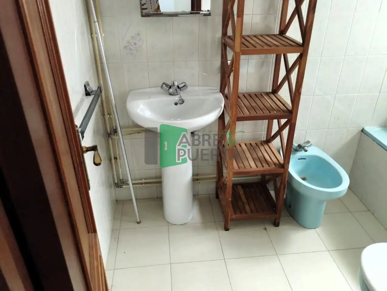 Bany de Àtic en venda en A Pobra de Trives  amb Calefacció, Parquet i Moblat