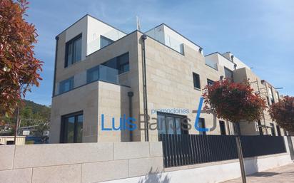 Vista exterior de Casa adosada en venda en Vigo  amb Calefacció, Jardí privat i Terrassa