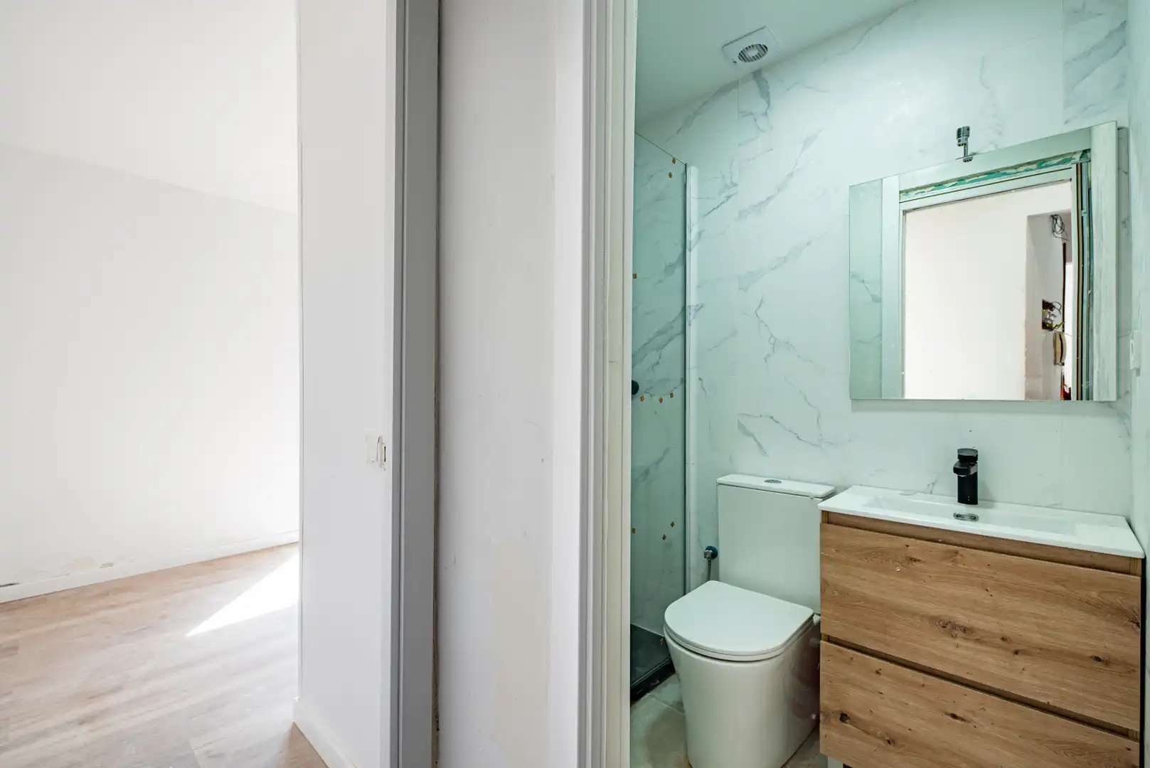 Badezimmer von Dachboden zum Verkauf in Mataró mit Parkett, Terrasse und Ofen