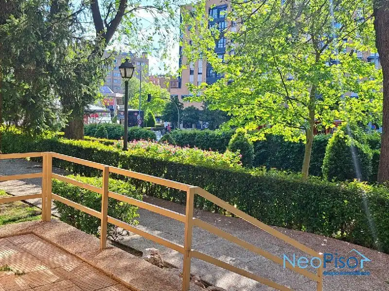 Vista exterior de Pis en venda en Alcorcón amb Jardí privat, Terrassa i Piscina