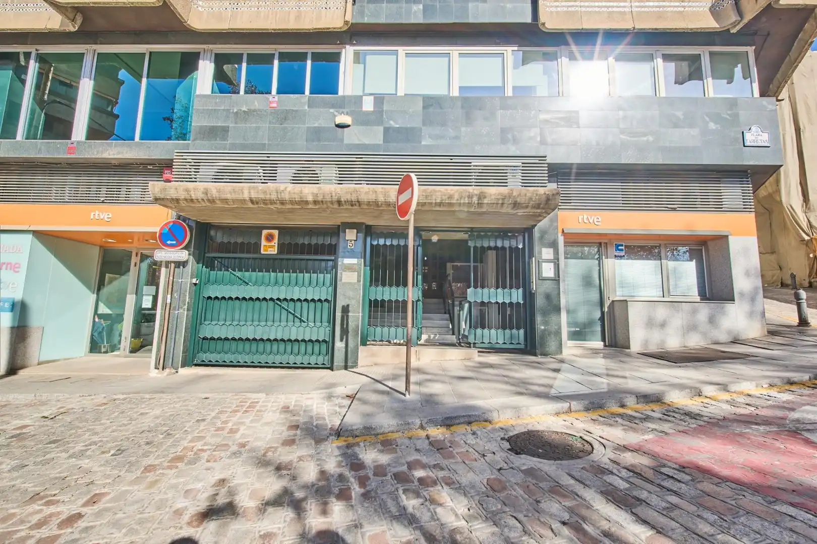 Vista exterior de Pis en venda en Granada amb Calefacció, Terrassa i Balcó