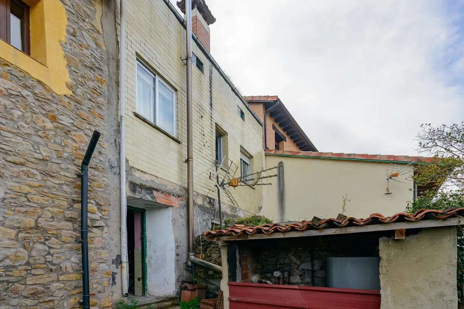Vista exterior de Casa adosada en venda en Oviedo  amb Calefacció, Terrassa i Traster
