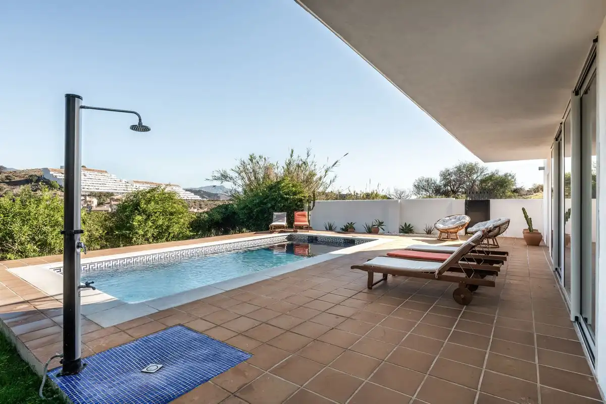 Swimming pool of Houses for sale in Estepona  with Air Conditioner, Private garden and Terrace