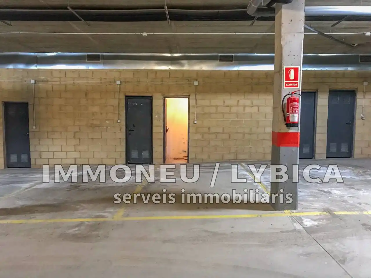 Parkplatz von Garage zum Verkauf in Alp