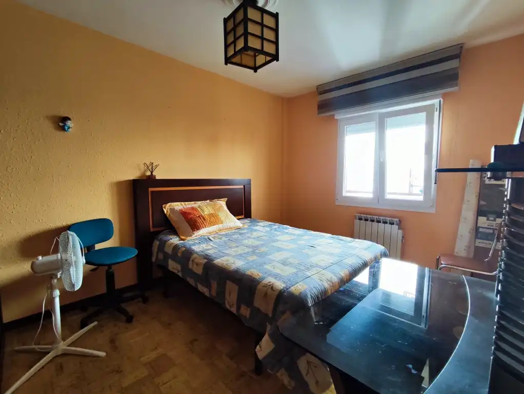 Habitación de Piso en venta en Gijón  con Calefacción, Parquet y Amueblado