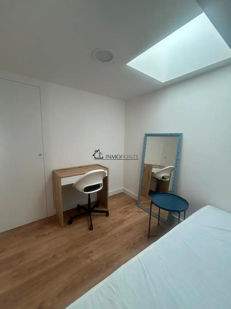 Schlafzimmer von Dachboden zur Miete in Pontevedra Capital  mit Heizung, Terrasse und Abstellraum