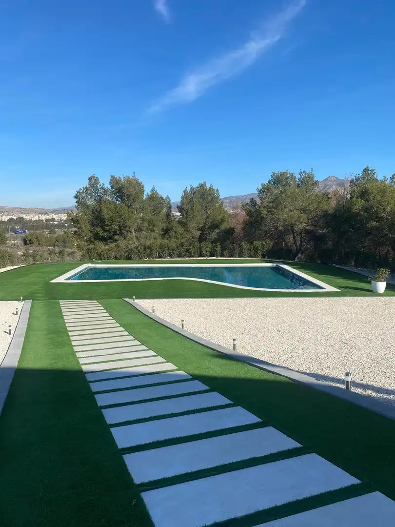 Piscina de Casa o xalet en venda en Elda amb Aire condicionat, Jardí privat i Terrassa