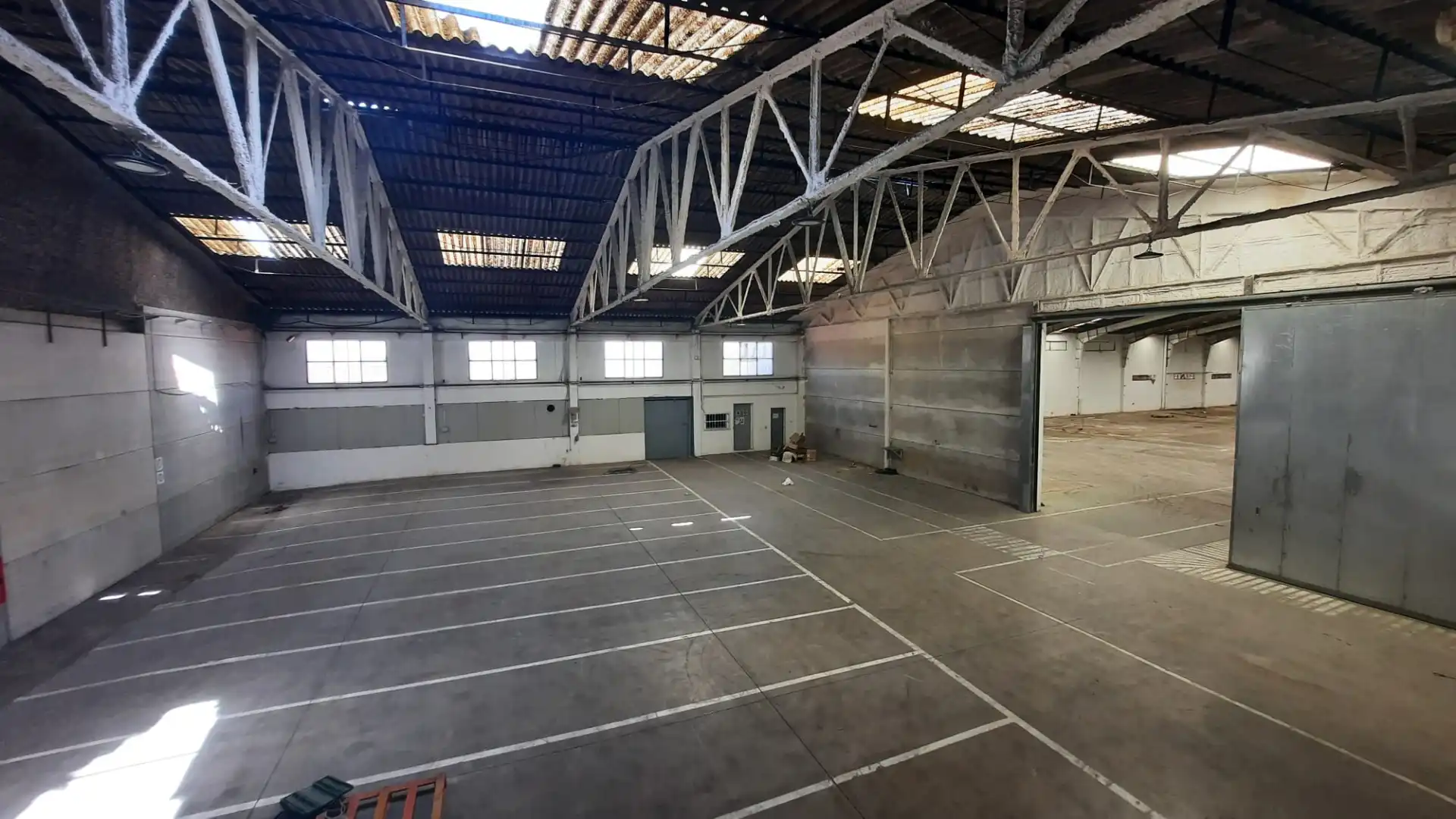 Parkplatz von Fabrikhallen zur Miete in Almazora / Almassora