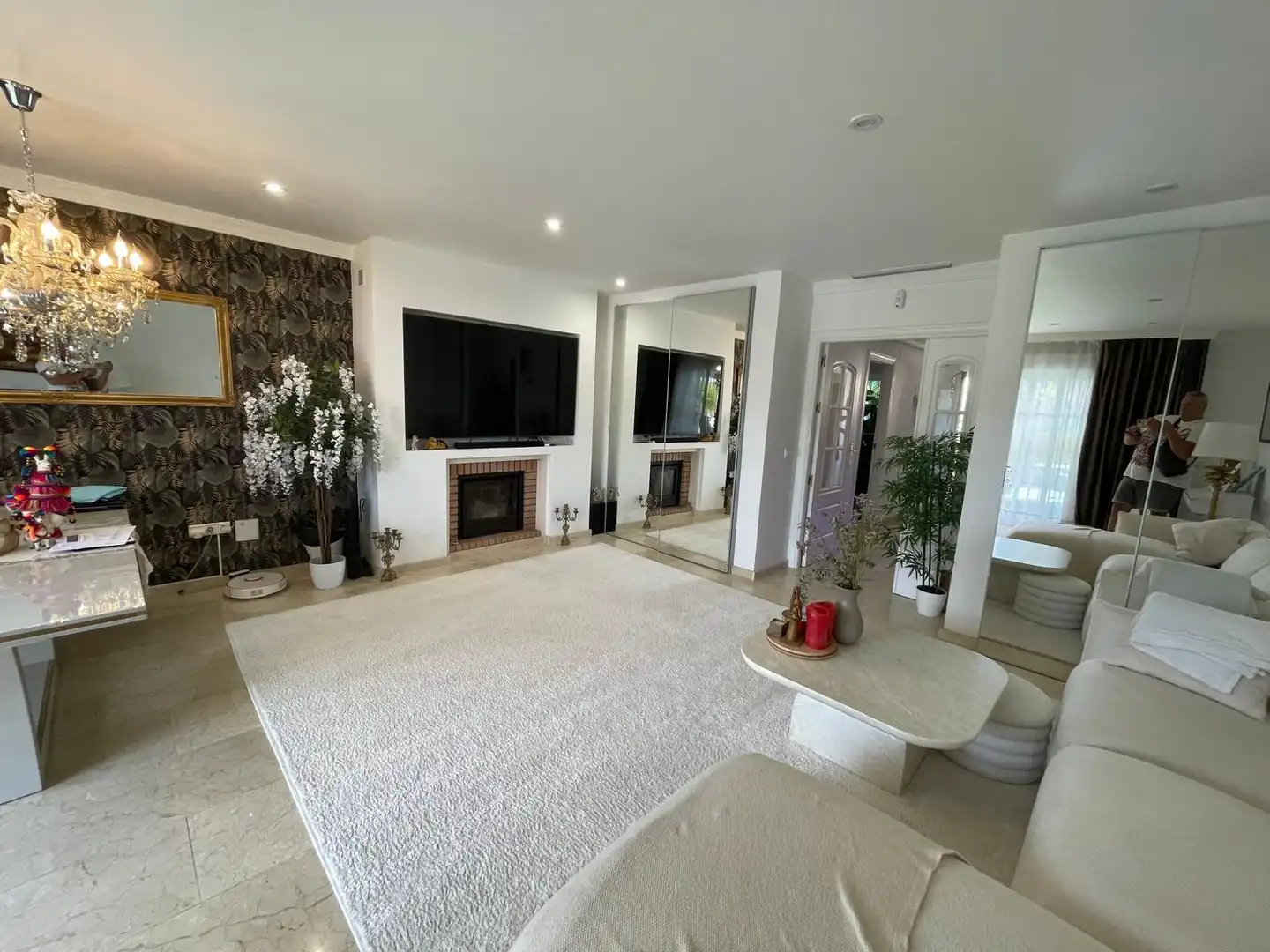 Sala d'estar de Casa adosada en venda en Mijas amb Aire condicionat, Jardí privat i Terrassa