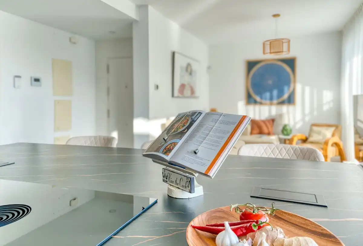 Küche von Dachboden zum Verkauf in Estepona mit Klimaanlage, Terrasse und Abstellraum