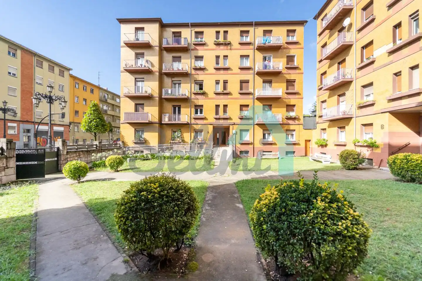 Außenansicht von Wohnung zum Verkauf in Oviedo  mit Heizung, Parkett und Terrasse