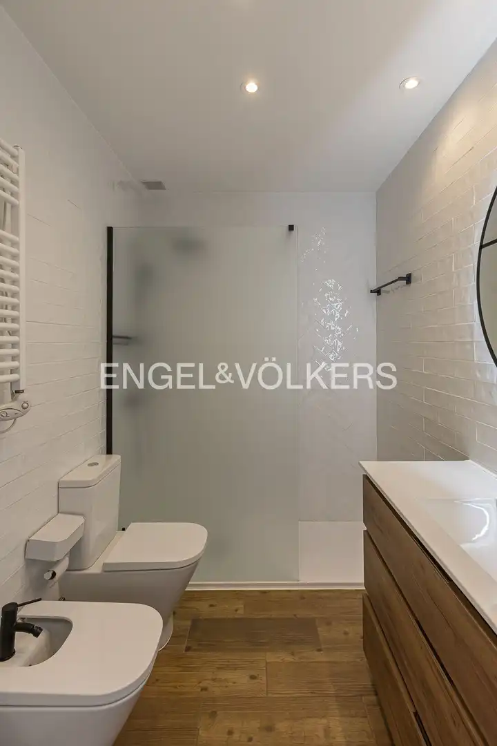 Bathroom of Flat for sale in Madrid  with Air Conditioner and Heating