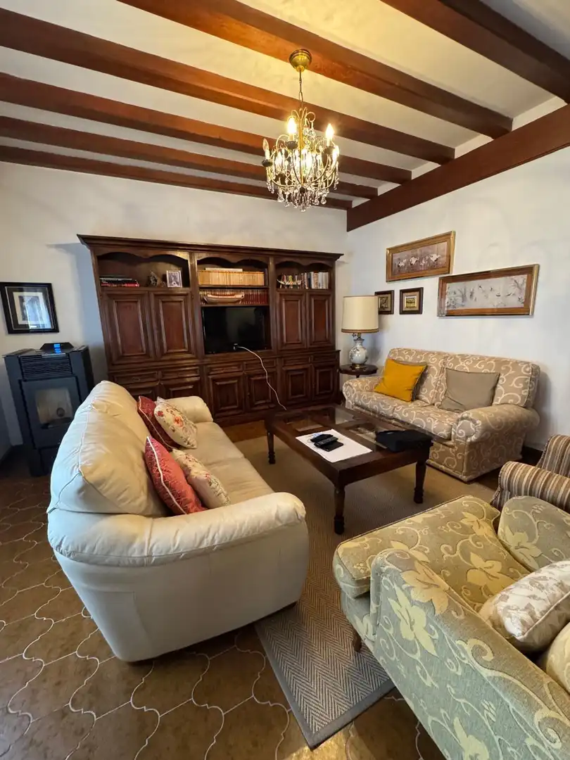 Sala d'estar de Casa o xalet en venda en Madrigal de las Altas Torres amb Calefacció