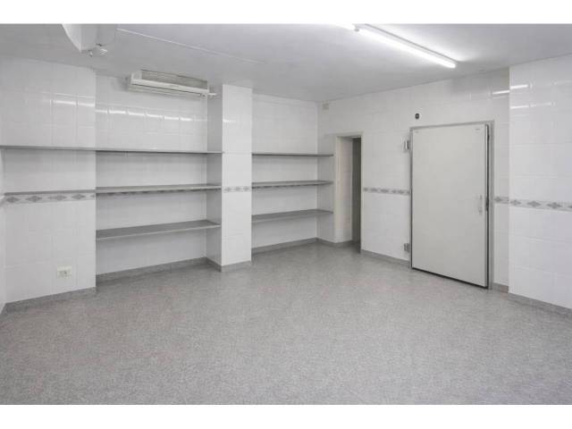 Local comercial en Alquiler en Calle Santa Bárbara en Piles