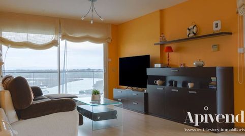 Amplio apartamento con terraza, parking, trastero, vistas al mar y piscina