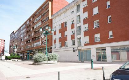 Vista exterior de Pis en venda en Torrelavega  amb Terrassa i Balcó