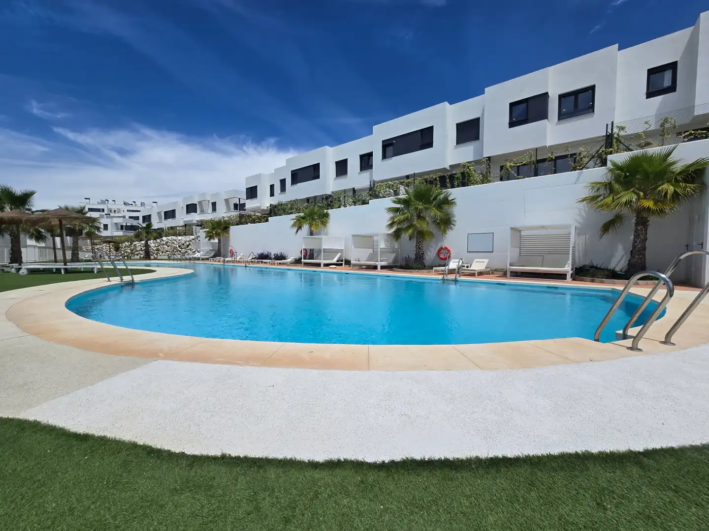 Piscina de Casa adosada en venda en Mijas amb Aire condicionat, Jardí privat i Terrassa