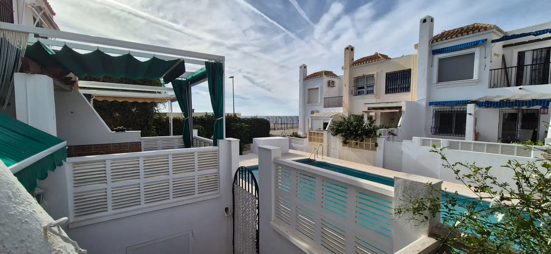Vista exterior de Casa adosada en venta en Roquetas de Mar con Aire acondicionado, Terraza y Piscina