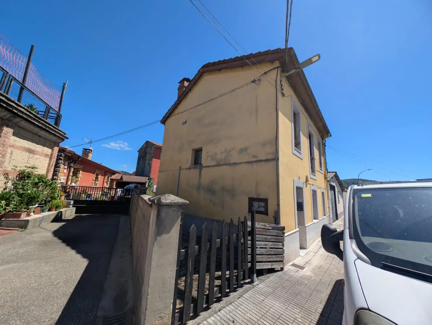 Vista exterior de Casa o xalet en venda en Langreo amb Jardí privat