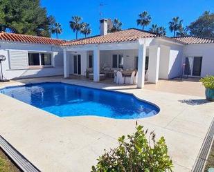 Außenansicht von Haus oder Chalet miete in Sotogrande mit Klimaanlage, Heizung und Terrasse