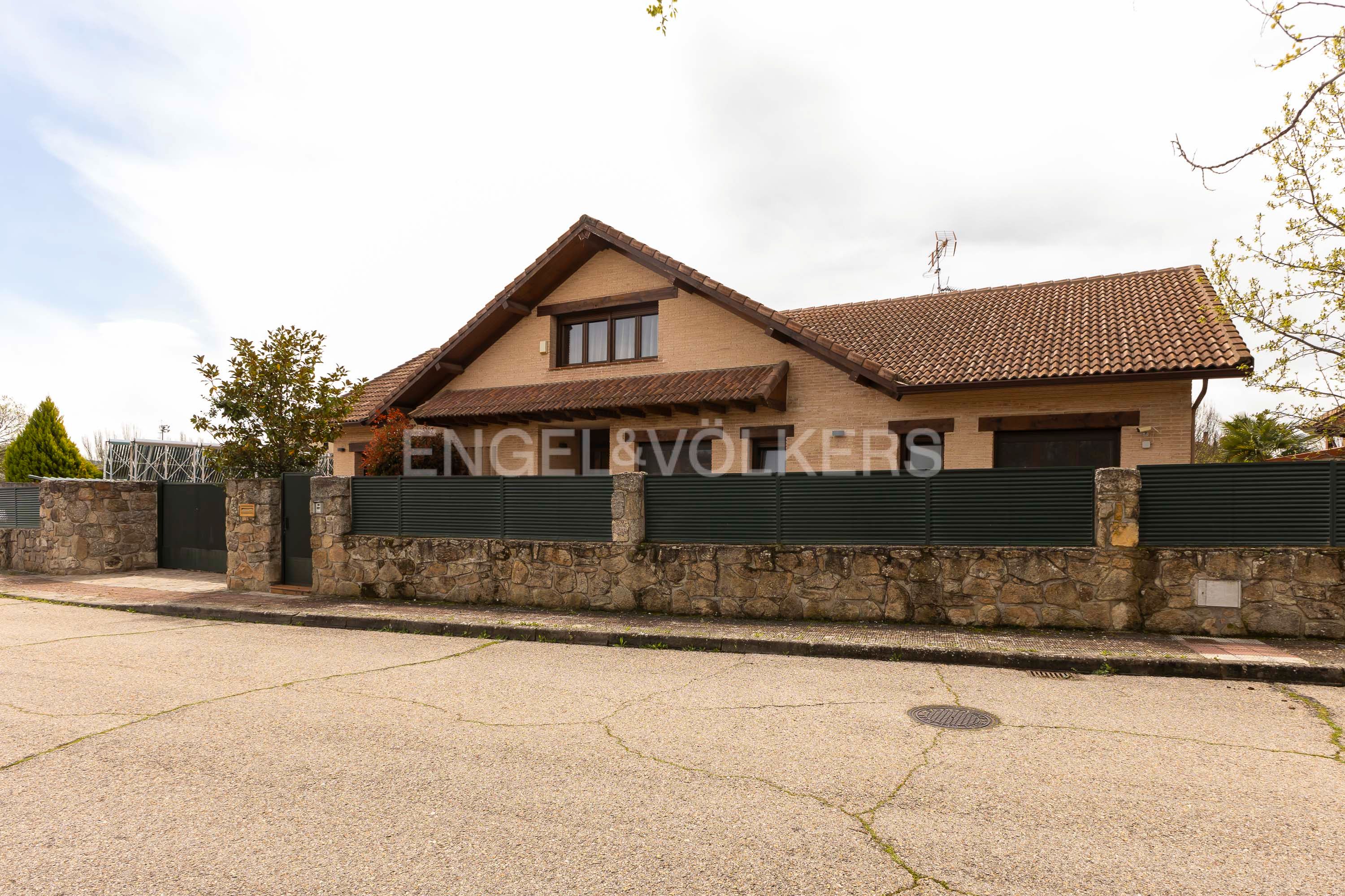 Exterior view of House or chalet for sale in Soto del Real  with Heating, Private garden and Terrace
