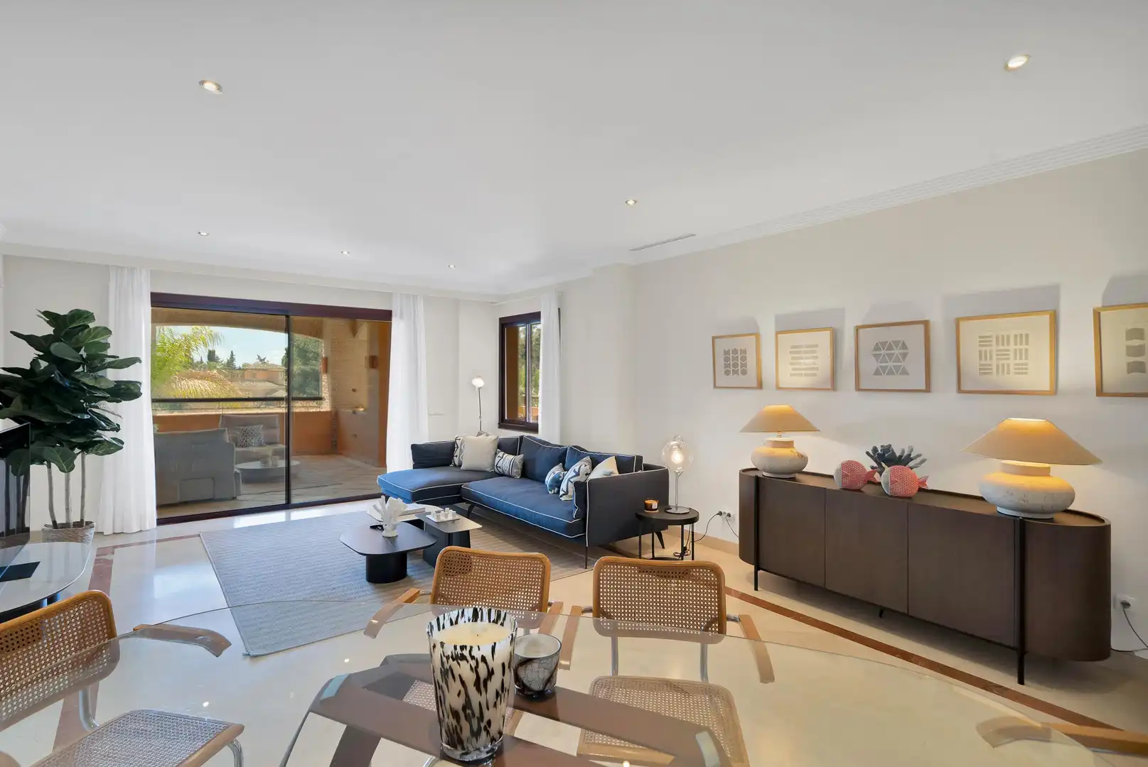 Sala d'estar de Apartament en venda en Marbella amb Aire condicionat, Calefacció i Jardí privat