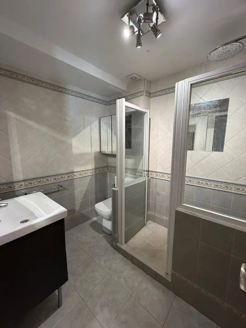 Bathroom of Flat for sale in Sevilla  with Air Conditioner and Balcony