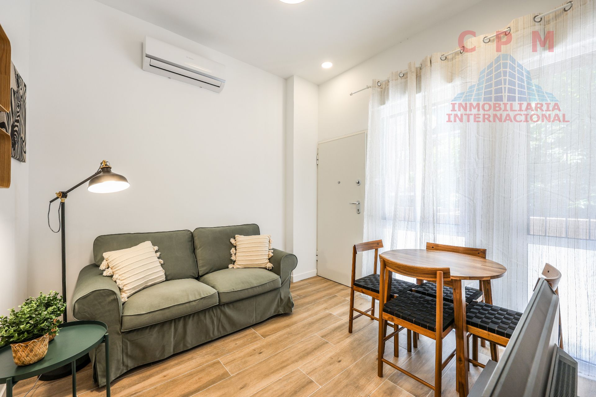 Living room of Flat to rent in  Madrid Capital  with Air Conditioner, Heating and Parquet flooring