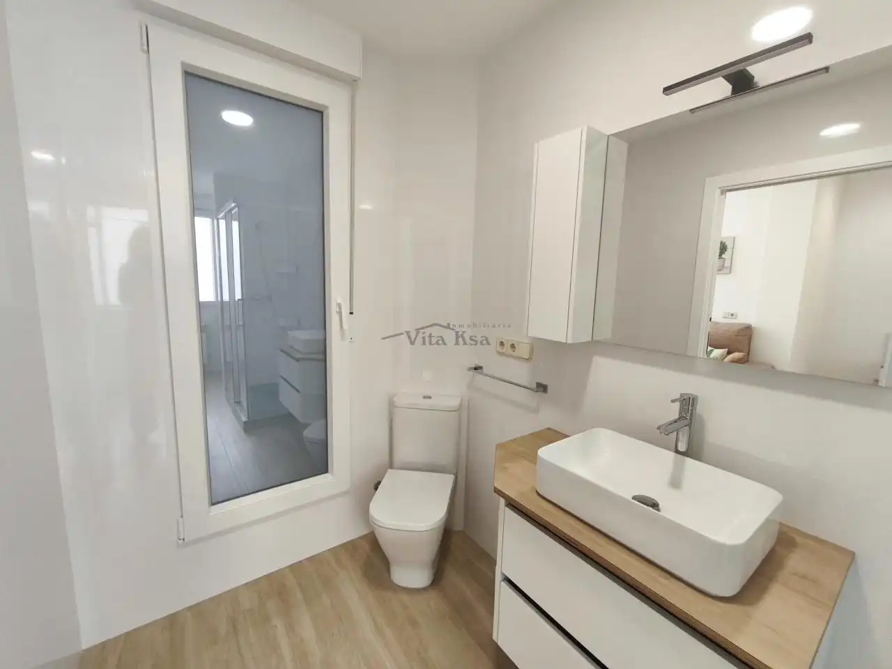 Bany de Apartament de lloguer en Ourense Capital  amb Aire condicionat, Calefacció i Moblat
