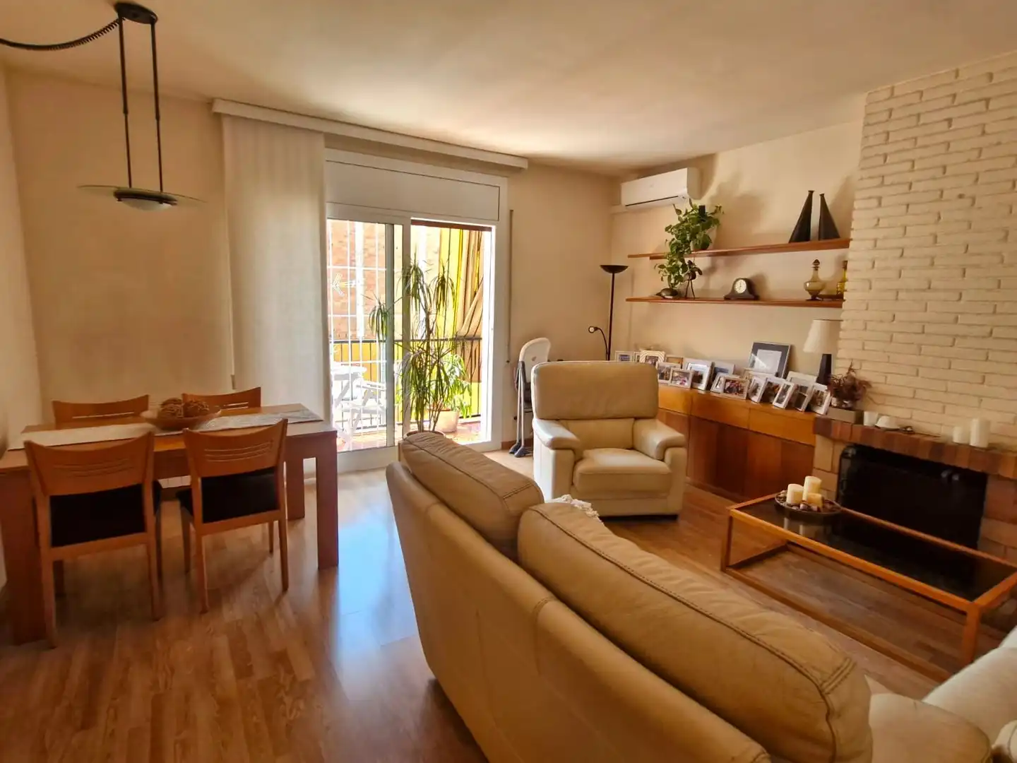 Sala d'estar de Pis en venda en Molins de Rei amb Aire condicionat, Calefacció i Parquet