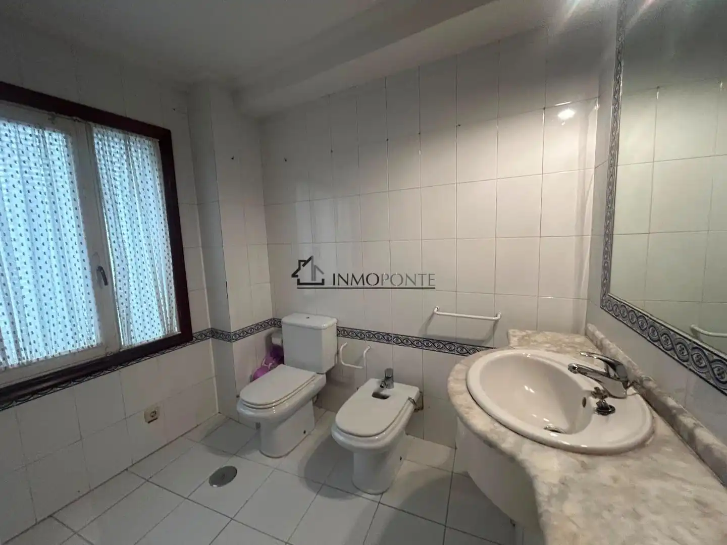 Bathroom of Flat for sale in Pontevedra Capital 