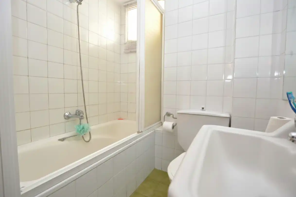 Bathroom of Flat for sale in Sevilla  with Air Conditioner, Heating and Terrace