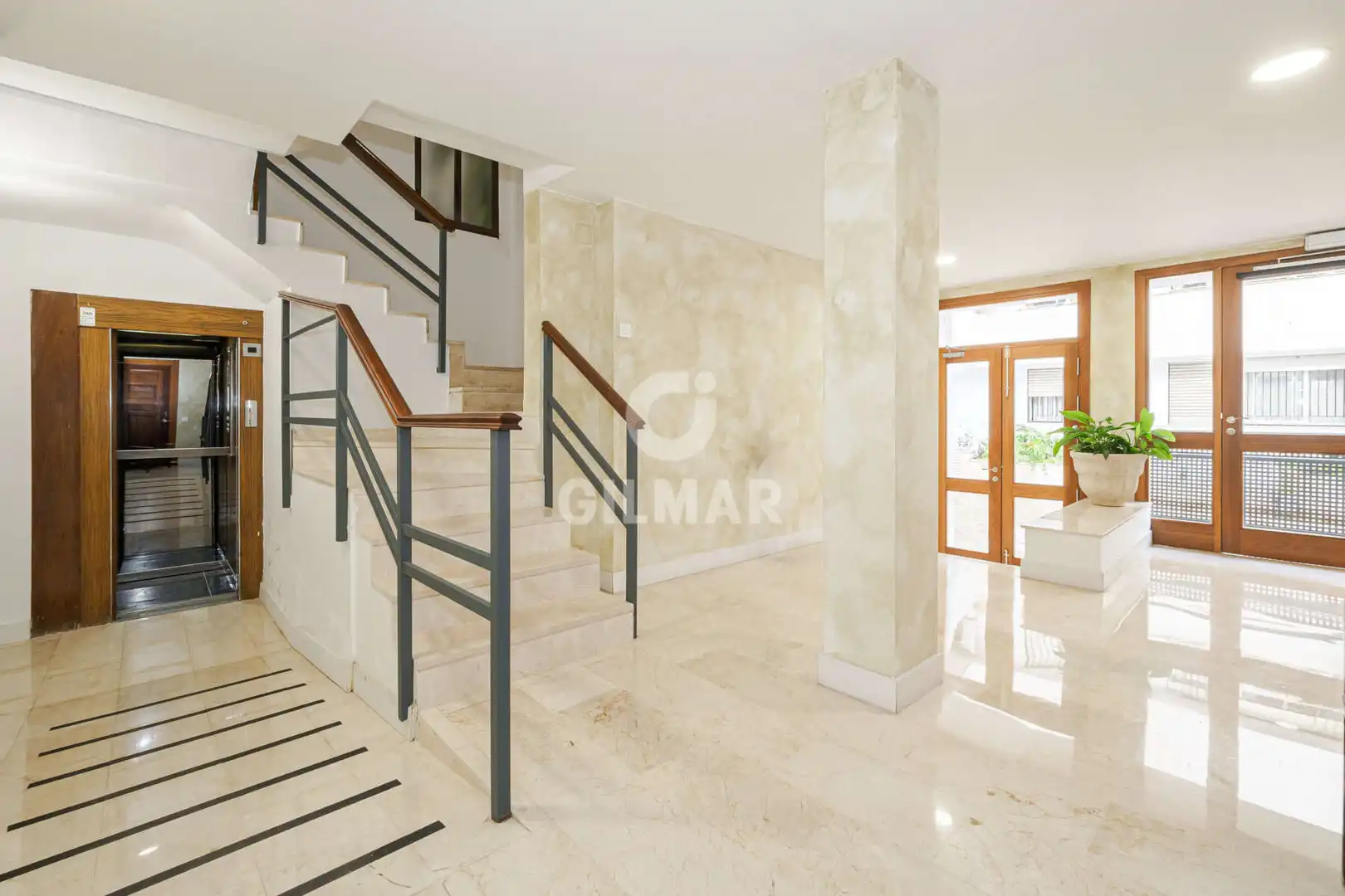 Wohnung zum Verkauf in Sevilla mit Heizung, Privatgarten und Abstellraum