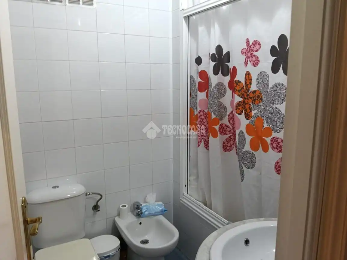 Baño de Casa adosada en venta en Dos Hermanas con Aire acondicionado, Jardín privado y Trastero