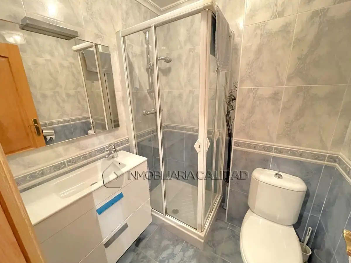 Baño de Piso de alquiler en Burgos con Calefacción, Terraza y Amueblado